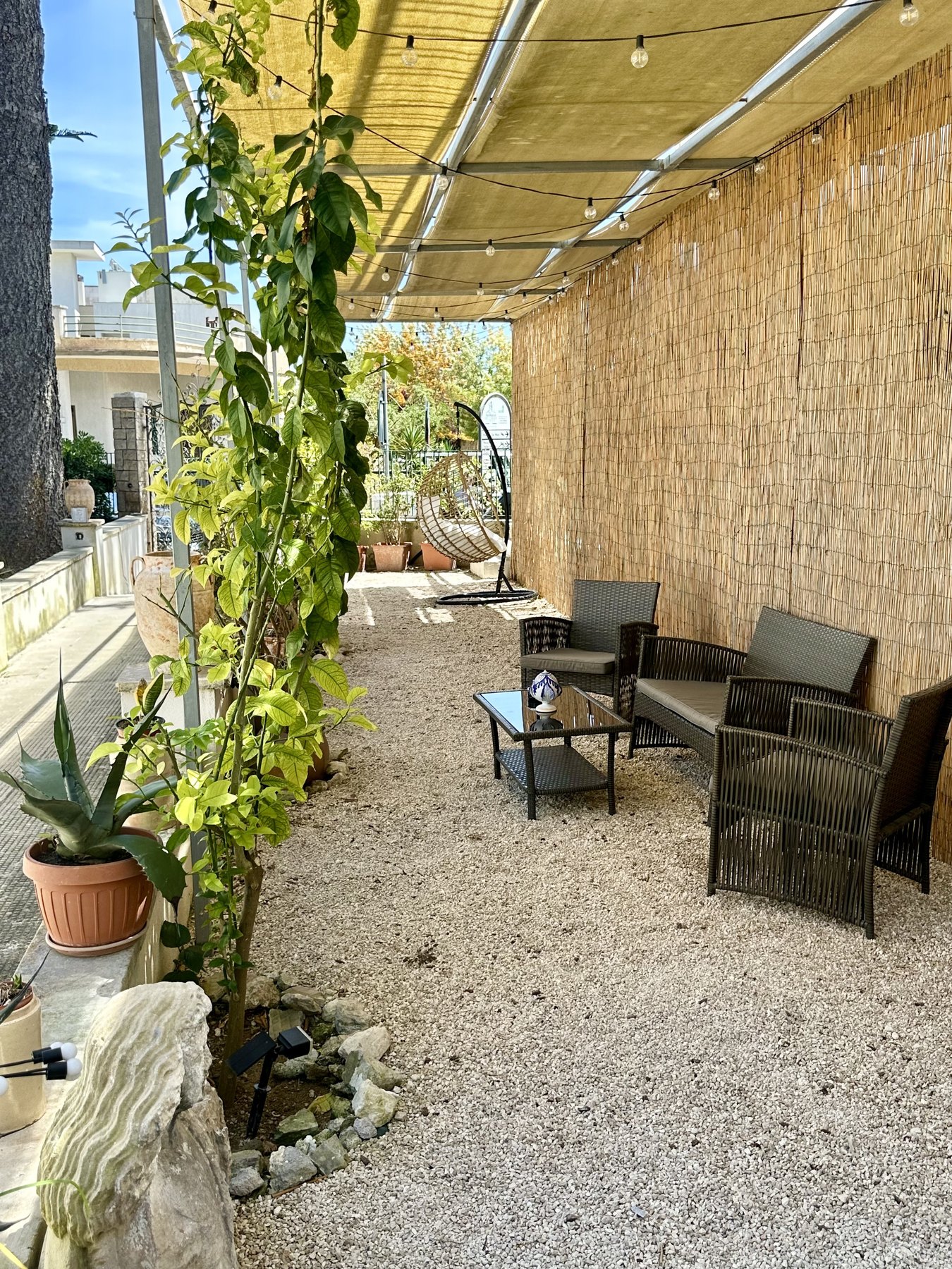 Il salotto del giardino con divanetti e telo ombreggiante
