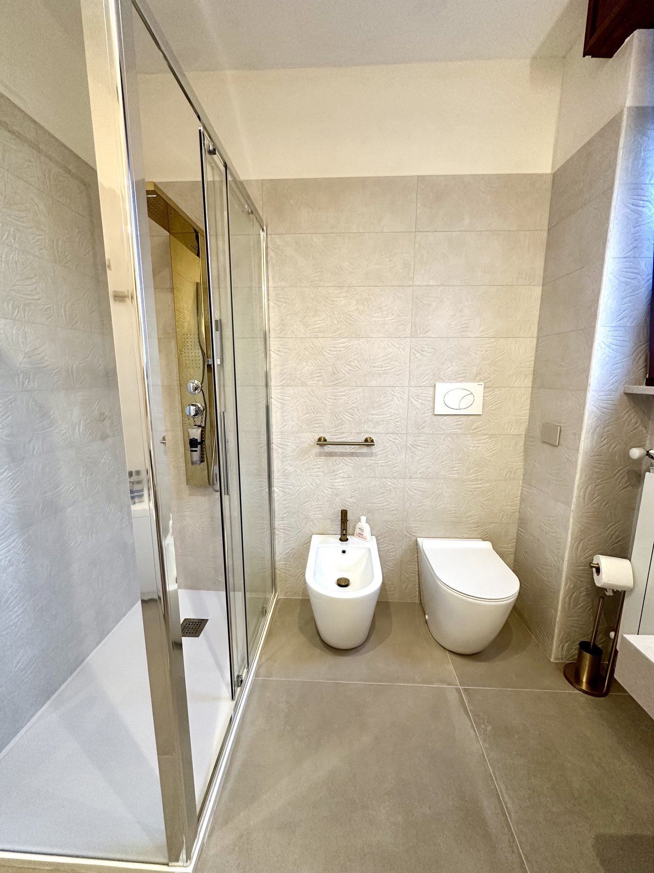 Il vano doccia separato con bidet e sanitari sospesi